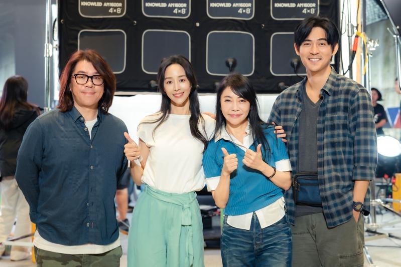 钟欣凌(左起)、信、柴智屏、导演林子平在《我们的蓝调时光》杀青时合照留念。(图／米神国际提供)