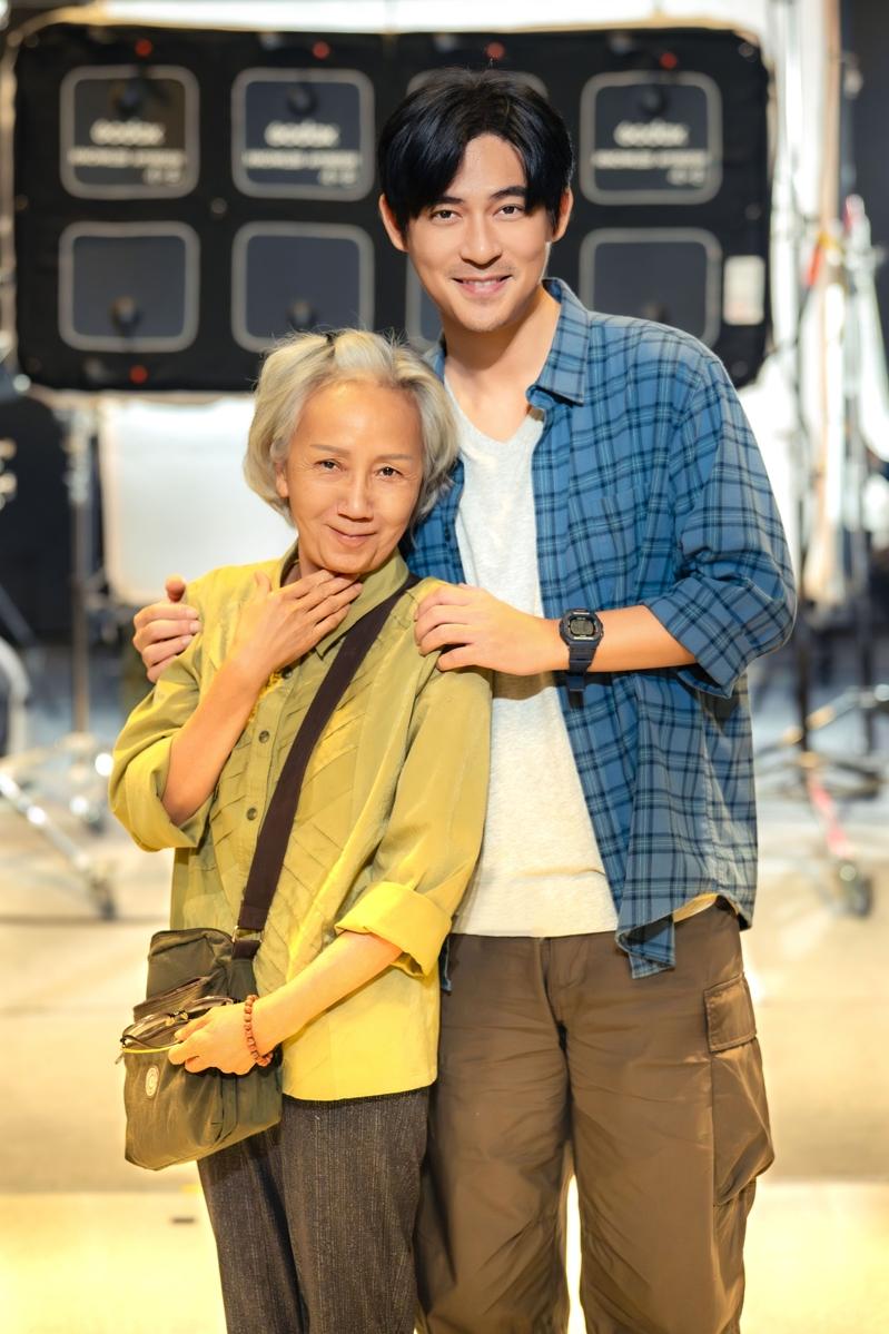 钟欣凌(左起)、信、柴智屏、导演林子平在《我们的蓝调时光》杀青时合照留念。(图／米神国际提供)