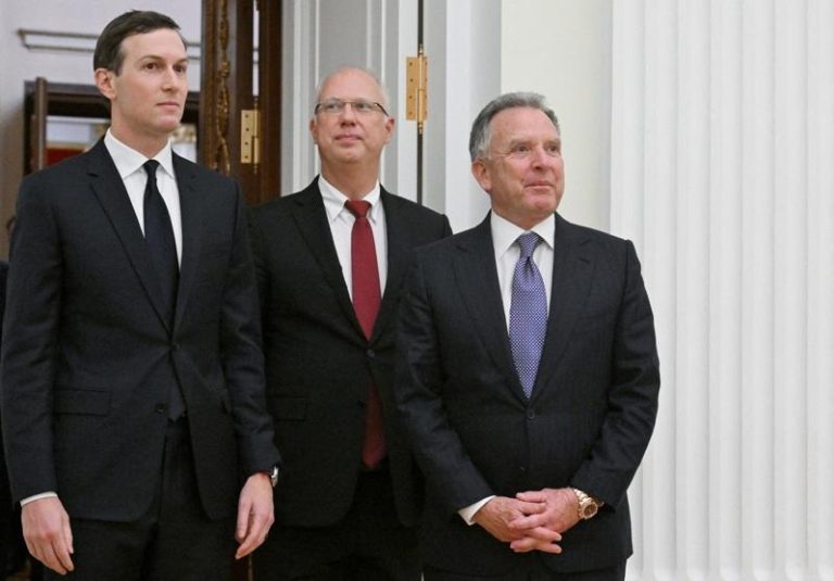 图左到右分别为：川普的女婿库许纳（Jared Kushner）、俄方谈判代表德米崔耶夫（Kirill Dmitriev）和川普的特使威科夫（Steve Witkoff）2日在莫斯科与普亭会谈。路透