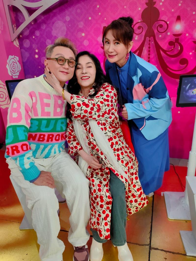 李亚萍(左)和儿媳柔柔一起上节目。图/鸿凯娱乐提供