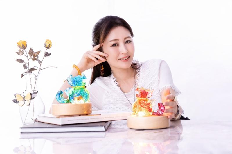 麻衣开运神器与许多亚洲富豪一样，是貔貅。 图／镜艺宏海提供、服装iROO提供