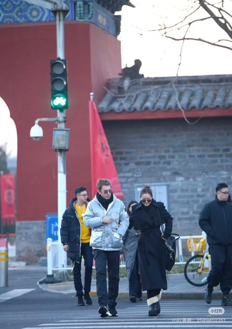 巩俐将头靠在丈夫肩头,脸上挂着轻松幸福的笑容。(摘自小红书)