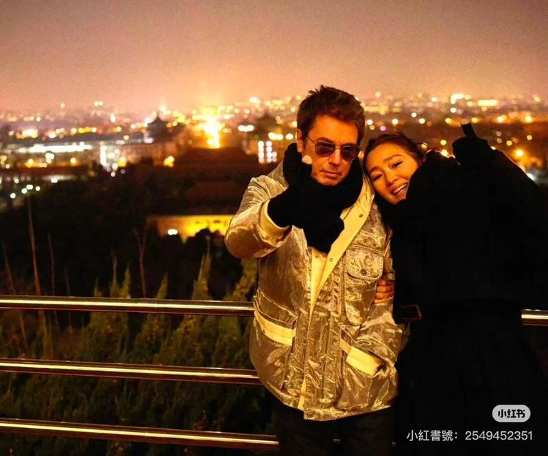 巩俐将头靠在丈夫肩头,脸上挂着轻松幸福的笑容。(摘自小红书)