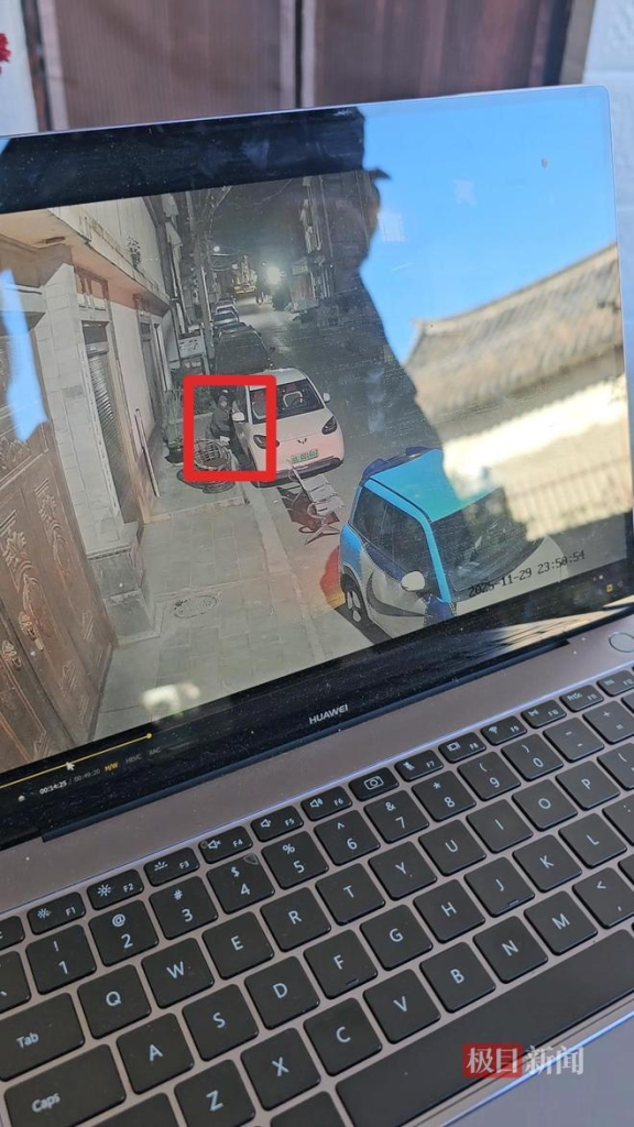 男子深夜画车的监控画面。（视频截屏）