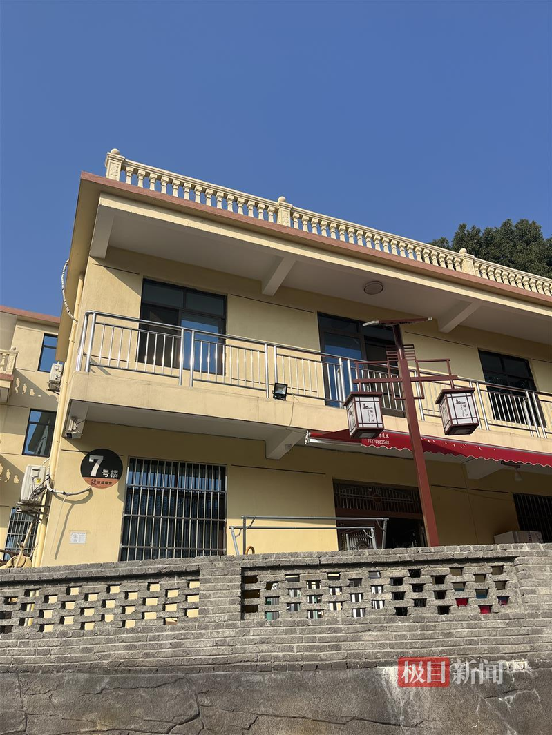 江西南昌大山深处的民房被改造成吃、住、学一体的寄宿自习室，每年吸参数百名考生前来备考；图为律成自习室。(取材自极目新闻)