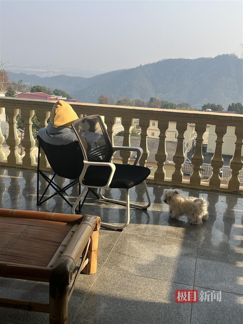 江西南昌大山深处的民房被改造成吃、住、学一体的寄宿自习室，每年吸参数百名考生前来备考；图为律成自习室。(取材自极目新闻)