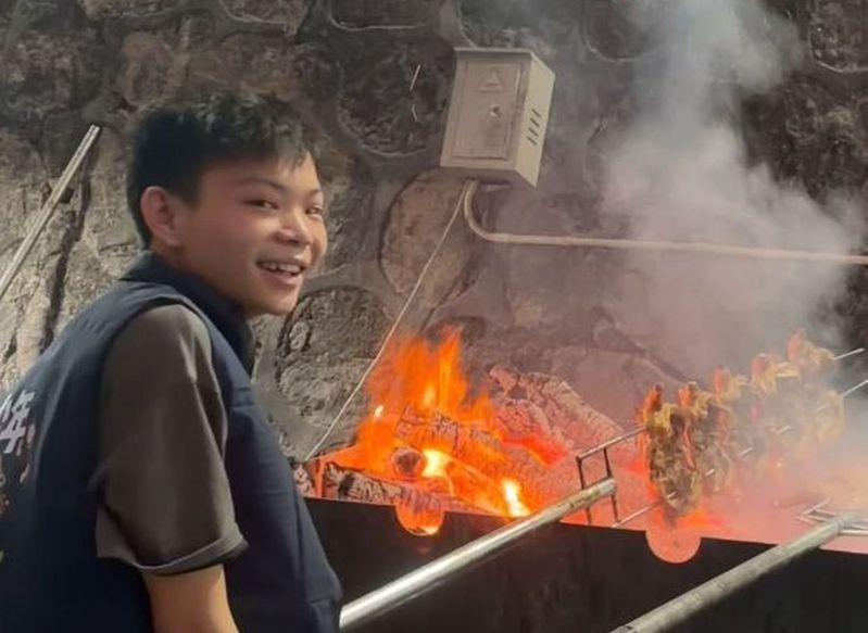 深圳16岁「烤鸡少年」小陈在街头摆烤鸡摊，每天能售出200、300只烤鸡，吸引上千名顾客光临。(取材自第一现场)