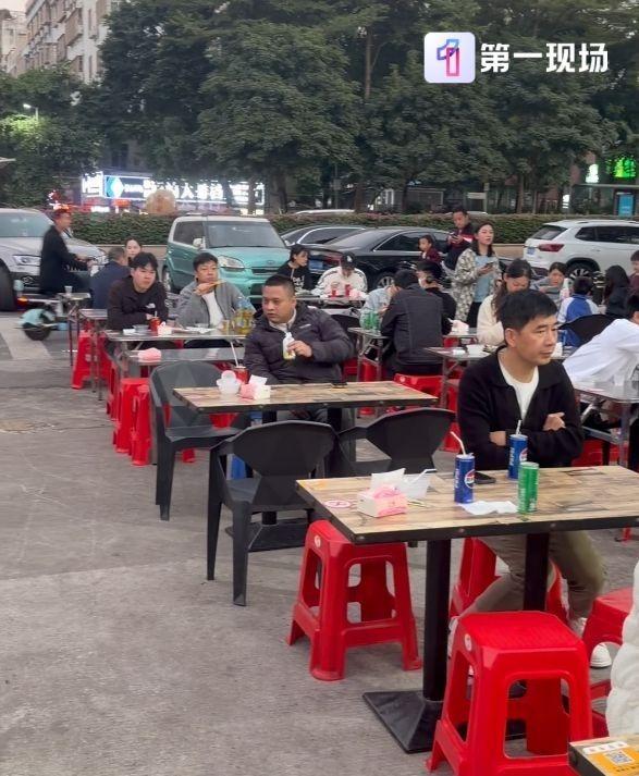 深圳16岁「烤鸡少年」小陈在街头摆烤鸡摊，每天能售出200、300只烤鸡，吸引上千名顾客光临。(取材自第一现场)