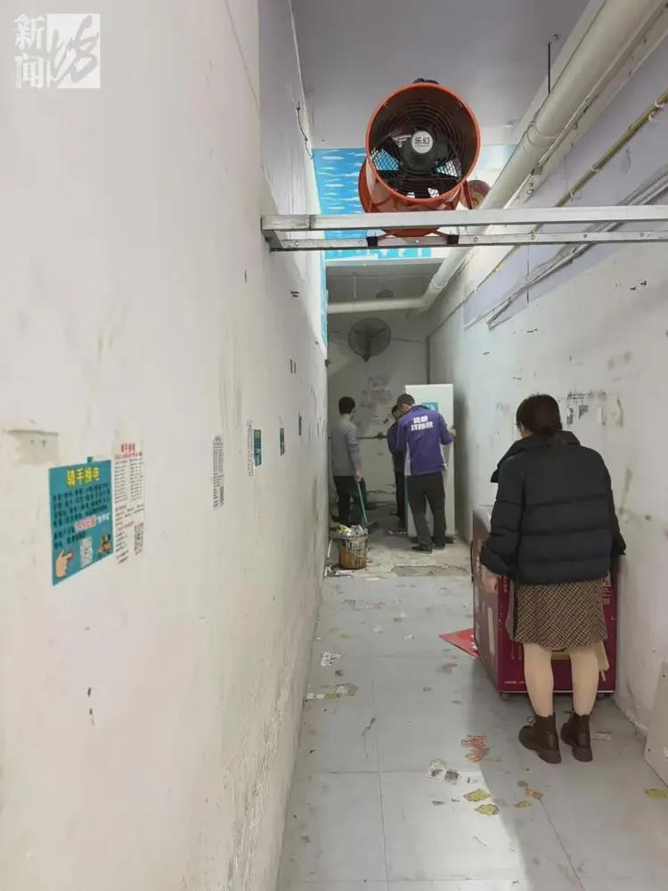 上海虹口一个小区密布186个充电舱，图为等待换电池的男子。(取材自新闻坊)