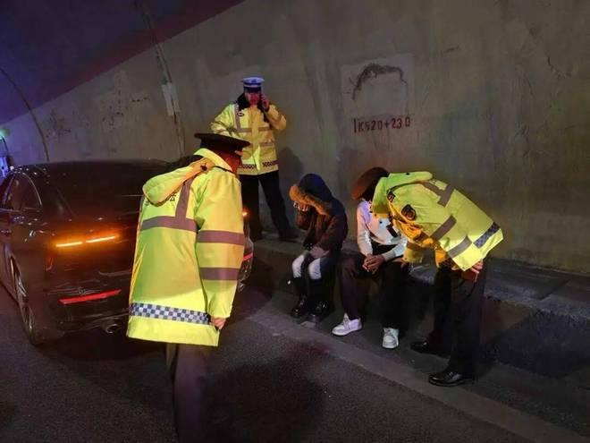 一辆行驶在甘肃兰海高速上的小车因定速巡航故障、刹车失灵，以115公里的时速行驶了约490公里。(取材自极目新闻)