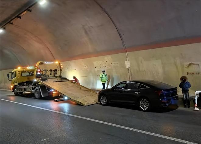 一辆行驶在甘肃兰海高速上的小车因定速巡航故障、刹车失灵，以115公里的时速行驶了约490公里。(取材自极目新闻)