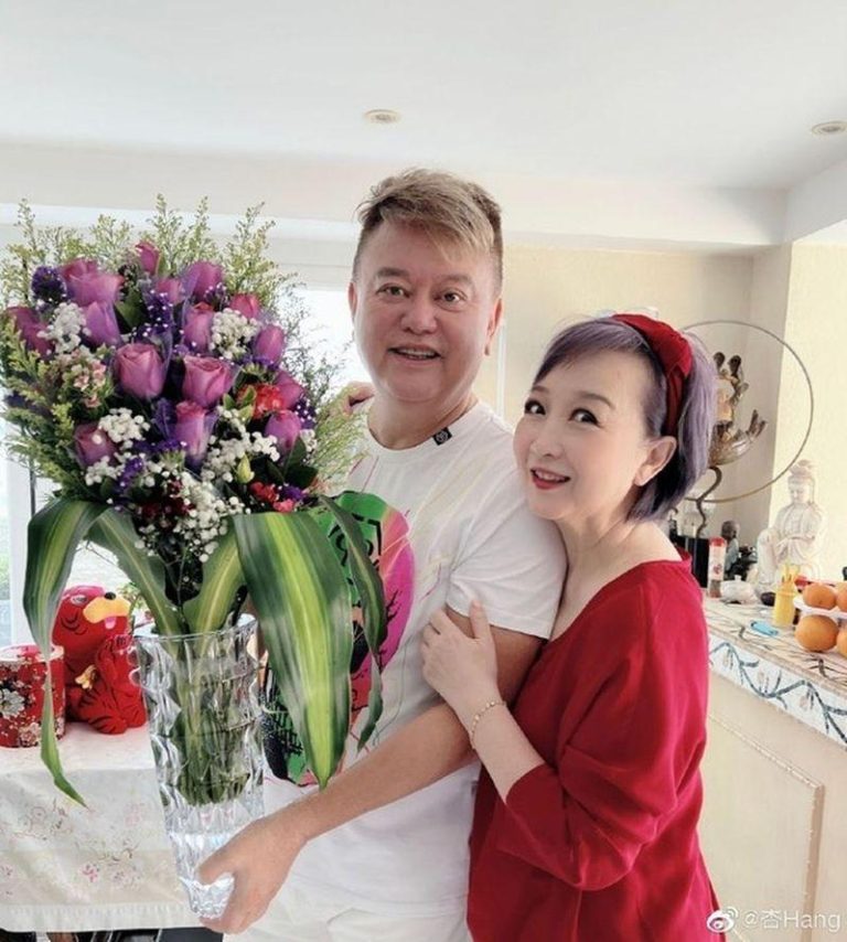 陈百祥与黄杏秀夫妻恩爱似小情人。（取材自微博）