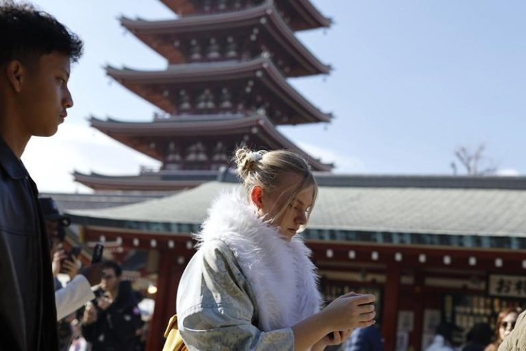 观光客17日参观日本东京浅草寺。（欧新社）