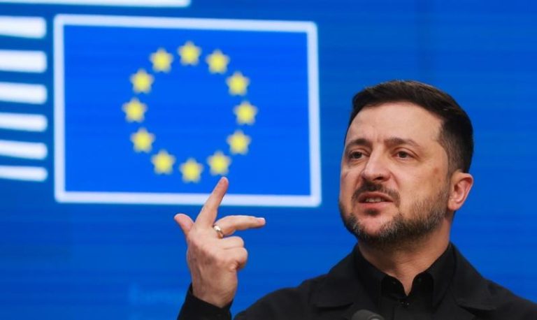 乌克兰总统泽伦斯基18日在比利时布鲁塞尔举行的欧洲理事会峰会期间举行记者会。欧新社