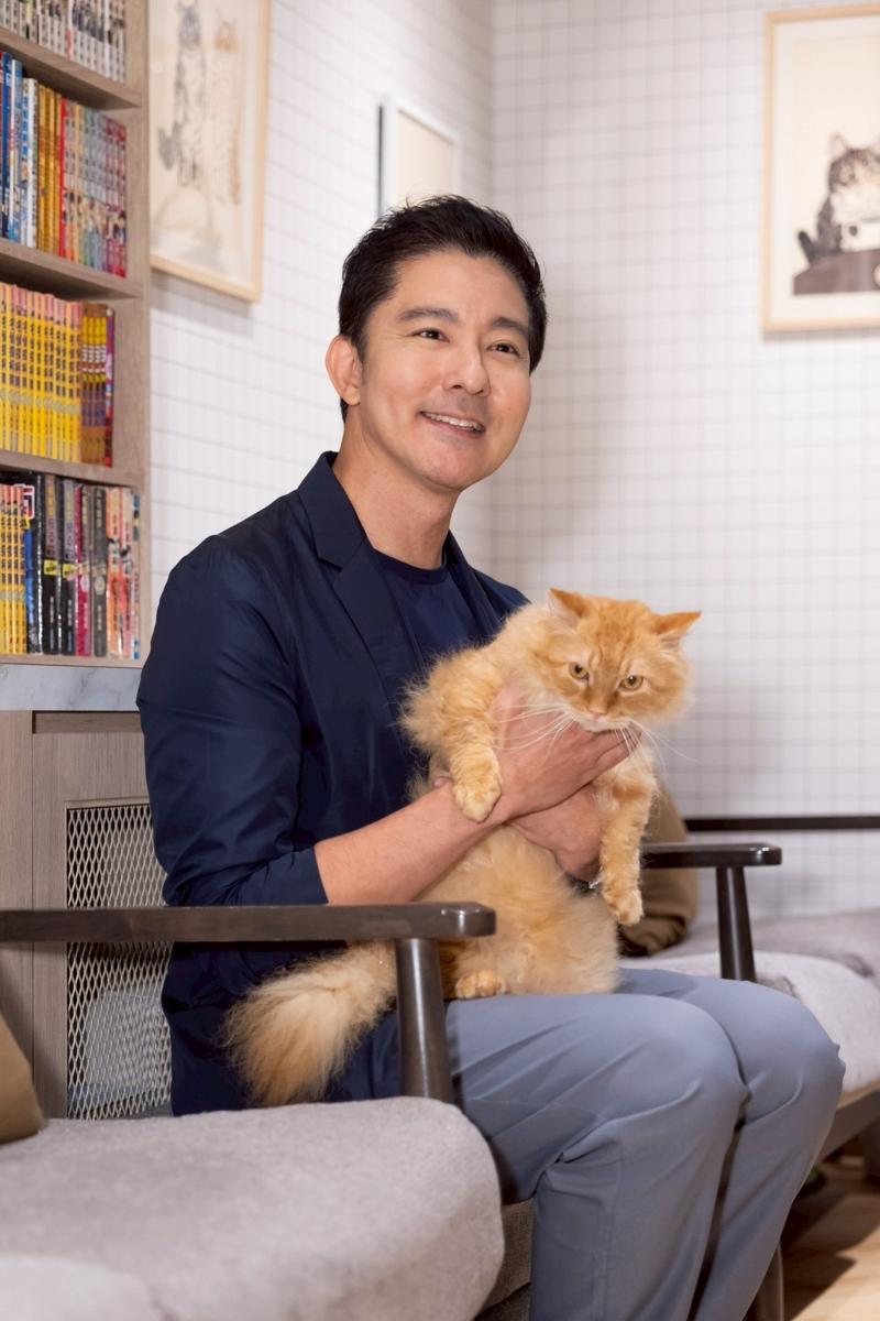 立威廉秀出颈部8公分的疤。记者林士杰/摄影