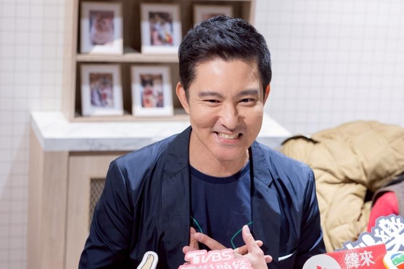 立威廉秀出颈部8公分的疤。记者林士杰/摄影