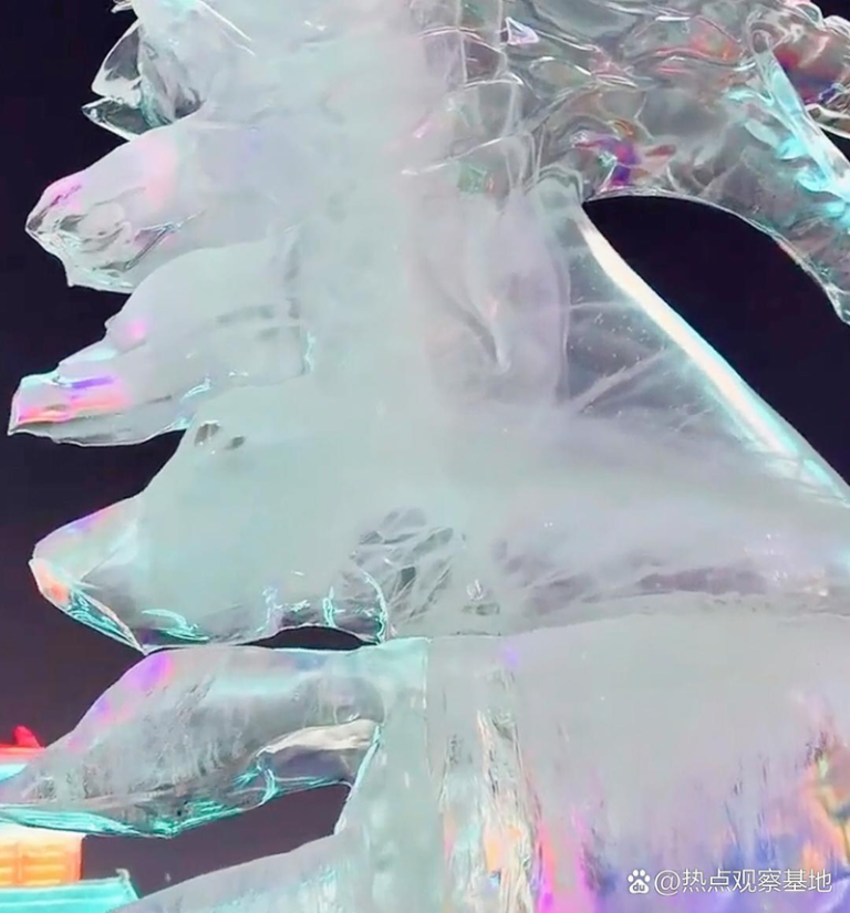 罕见3.8℃高温 冰雪大世界刚开园3天…冰雕滴水 哈尔滨冰雪大世界冰雕出现化水?当地19日温度3.8℃突破历史当日极值。(取材自微博)