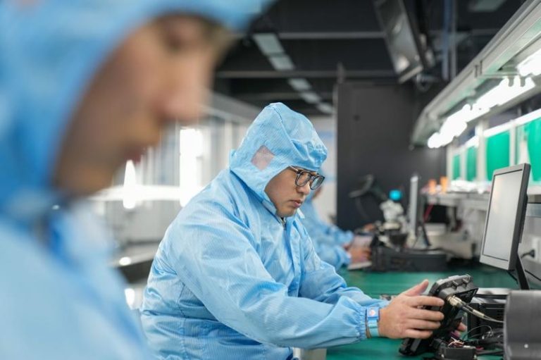 北斗卫星导航系统的应用，包括新型播种机的推广等。（新华社数据照片）