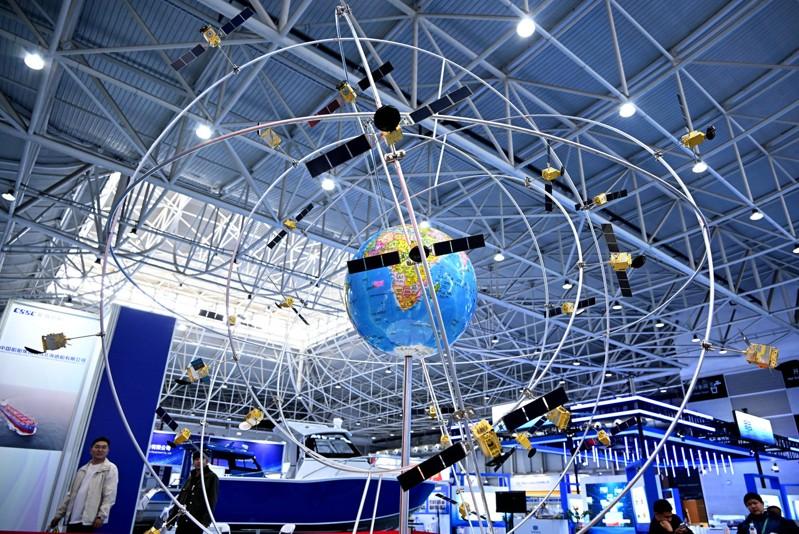 北斗卫星导航系统的应用，包括新型播种机的推广等。（新华社数据照片）