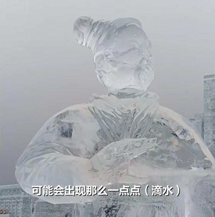 哈尔滨冰雪大世界冰雕出现化水?当地19日温度3.8℃突破历史当日极值。(取材自微博)