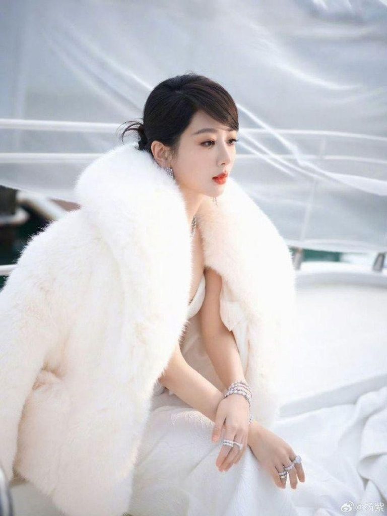 杨紫自曝穿假貂皮草 网友乐翻:咱与顶流同款 杨紫自曝这身穿的是假貂。(取材自微博)