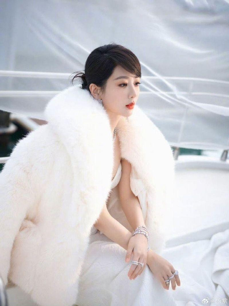 杨紫自曝这身穿的是假貂。(取材自微博)