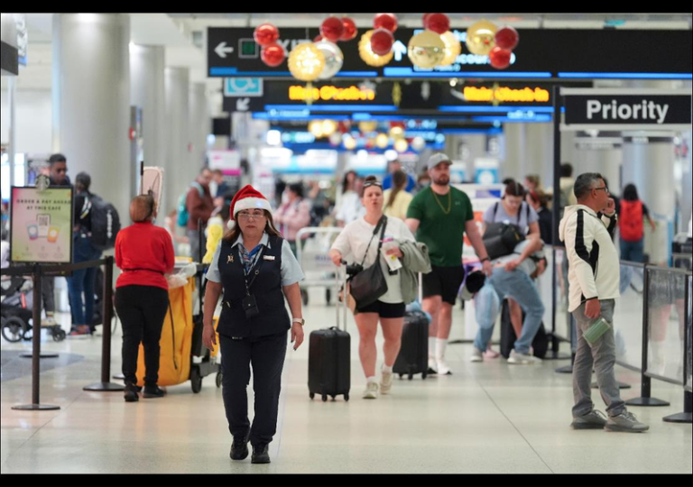 全球航空业正迎来史上最繁忙的圣诞假期。12月15日至1月4日间，全球前40大国家的航空旅客总量估达3.09亿人次。（美联社）