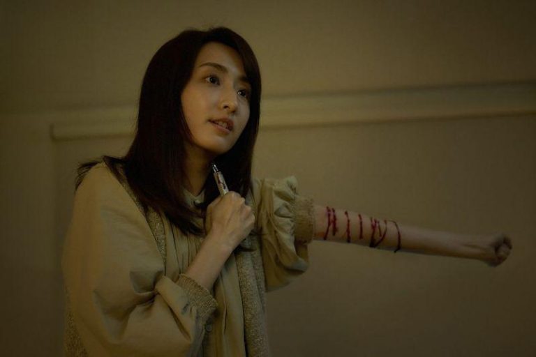 柯佳嬿自残模样极为骇人。图／Netflix提供