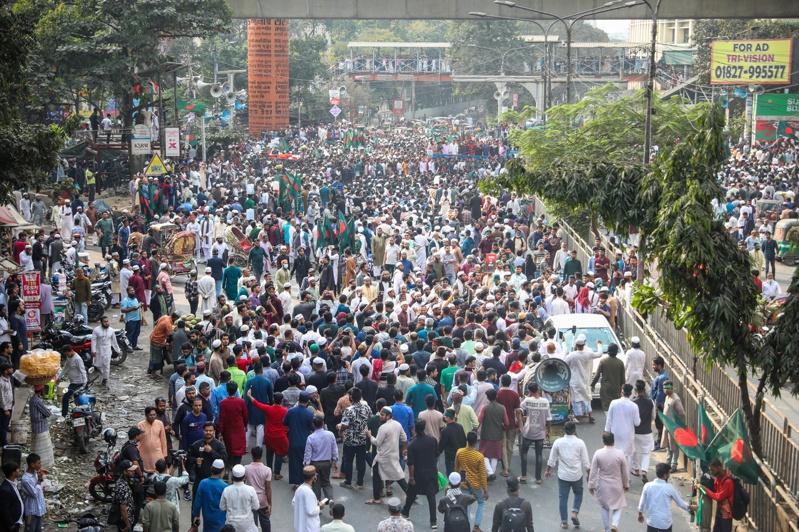 数以万计的哀悼者出席学生领袖哈迪的葬礼,有人手上举着「我们都是哈迪」的牌子。(路透)