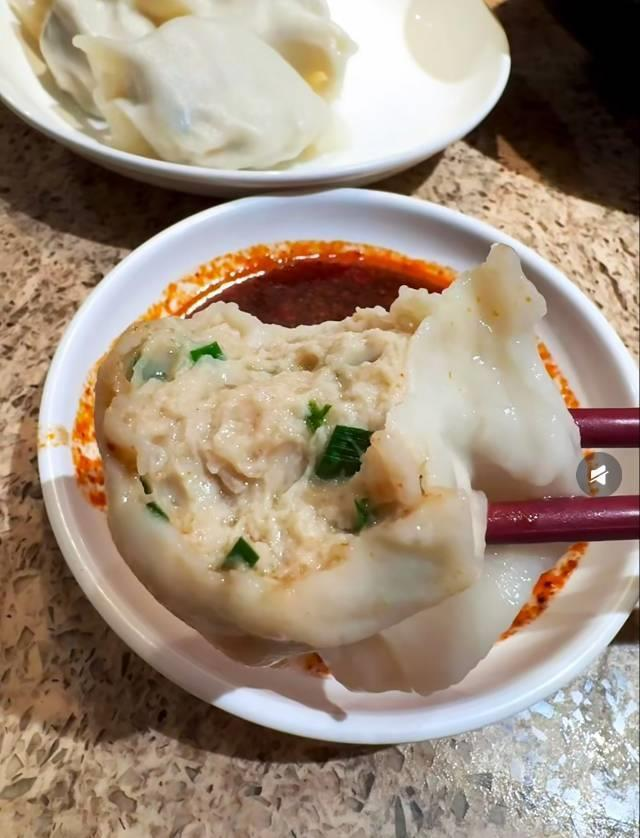 饺子馆老板的手机显示，排队已超过1万5000桌。(取材自极目新闻)