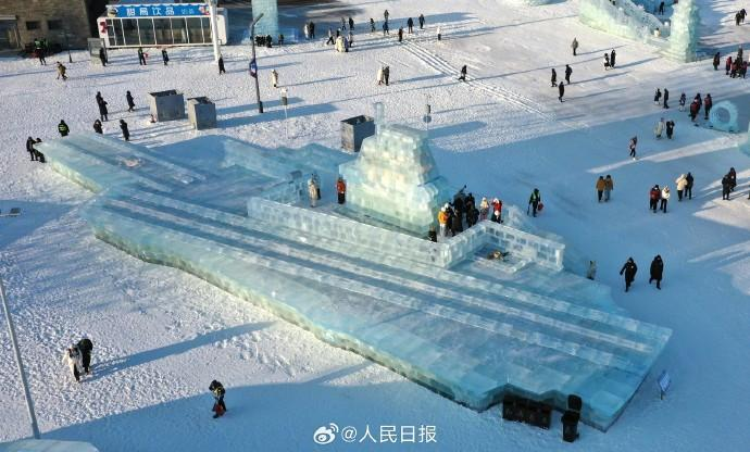 哈尔滨冰雪大世界冰雕出现滴水现象，客服称可能是天气原因导致。（新京报视频截屏）