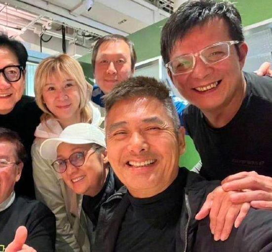 周润发在聚餐现场和老同事们合影。(取材自微博)