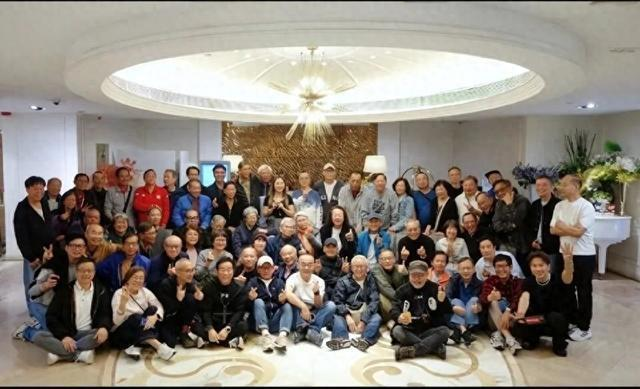 周润发在聚餐现场和老同事们合影。(取材自微博)