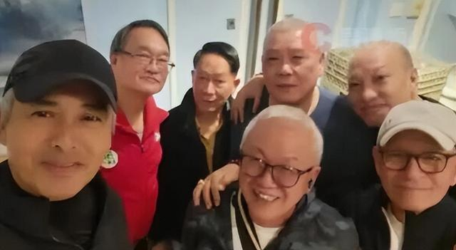 周润发在聚餐现场和老同事们合影。(取材自微博)