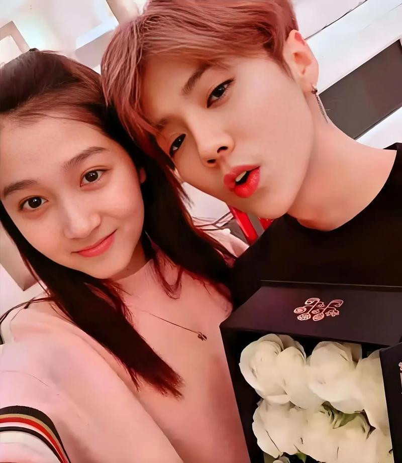 鹿晗(右)和关晓彤这对顶流情侣,此前官宣恋情时曾直接让微博服务器崩溃。(取材自微博)