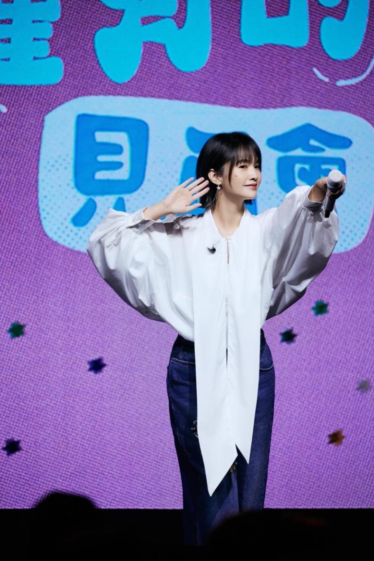 杨丞琳手术后现身会粉丝 一度哽咽:我真的挺好的 杨丞琳与粉丝大合照。图/树与天空提供