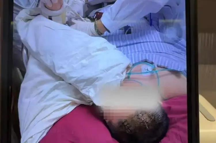 蒋女士此前在医院抢救。(取材自澎湃新闻)
