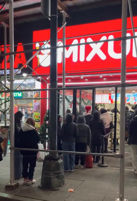 网友分享自己在蜜雪冰城纽约店里的拥挤情况。(取材自微博)