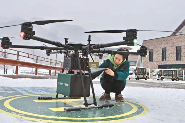 雪中送报… 北京邮政开通首条无人机物流航线 无人机搭载快递和报刊,降落在延庆冬奥村。(图/本报北京传真)