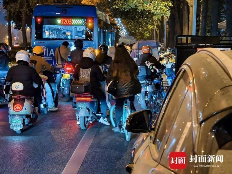 成都天府大道违停问题严重。(视频截屏)
