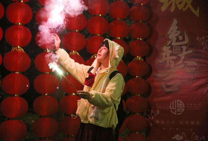 山西省近日废止烟花爆竹全面禁放禁令,得到大批民众拥护。图为一名女孩燃放烟花迎接新年的到来。(新华社)