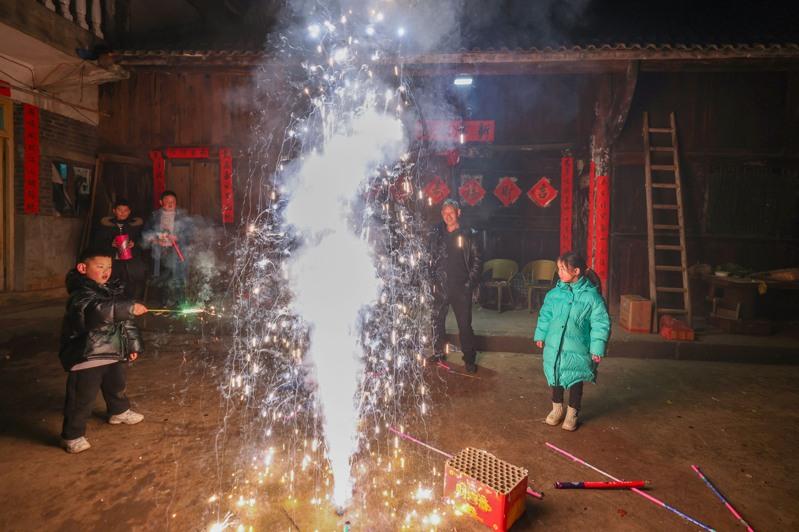 山西省近日废止烟花爆竹全面禁放禁令,得到大批民众拥护。图为一名女孩燃放烟花迎接新年的到来。(新华社)