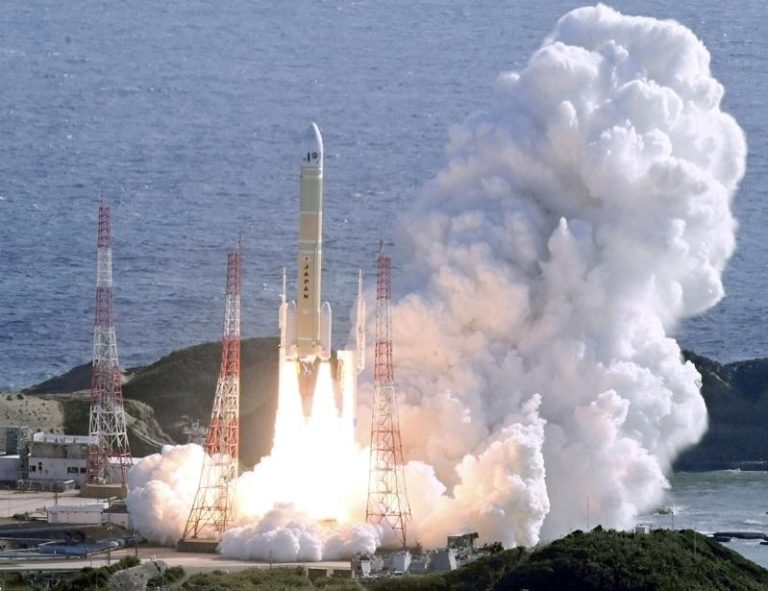 升空画面曝 日本H3火箭8号机发射失败 「日本版GPS」再卡关 日本宇宙航空研究开发机构22日上午约10时51分,在鹿儿岛县种子岛宇宙中心发射H3火箭8号机,火箭升空约30分钟后,第二节引擎提前停止燃烧,发射任务失败。(路透)
