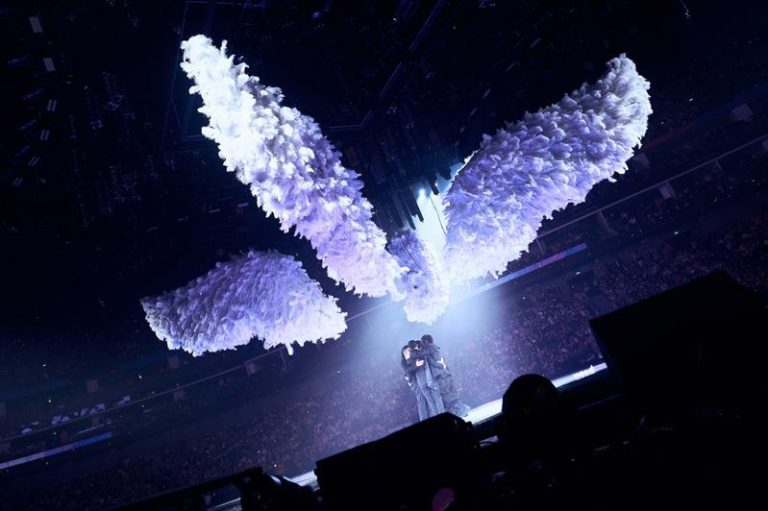 重摔溅血首发声 五月天阿信点名朱孝天:这不是所有人最期待的画面 言承旭、吴建豪、周渝民与五月天阿信共组「F✦FOREVER」,在台上紧紧相拥。(相信音乐提供)
