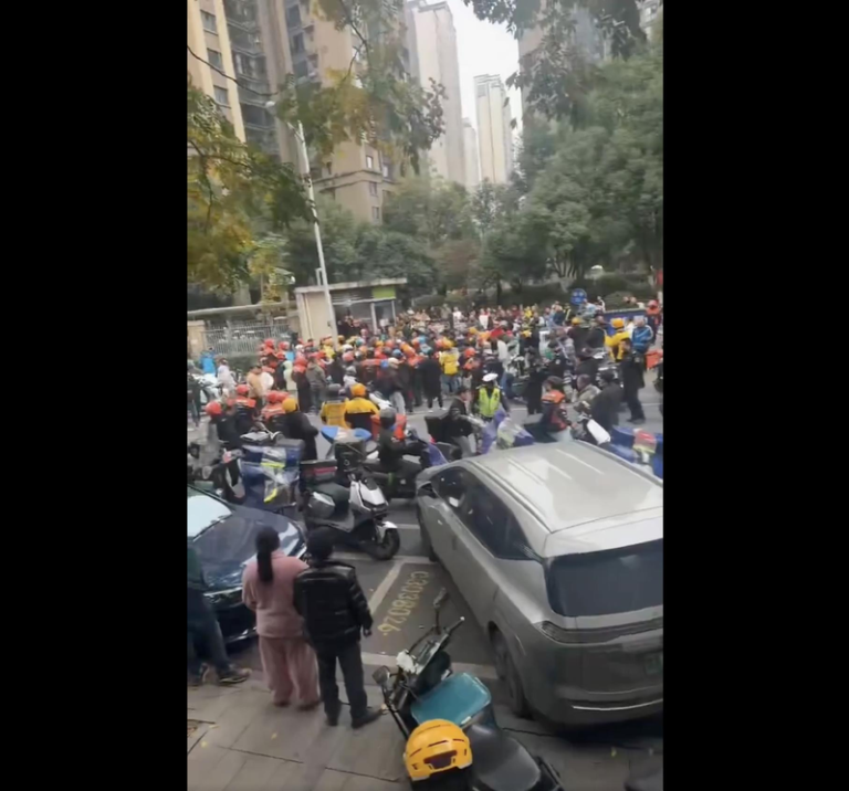 长沙爆发外送员大规模抗争 直播间被封锁 湖南长沙22日爆发一起外送员抗议事件,起因是外送员抗议被限制骑车进入社区送餐。(图/截自网络影片)