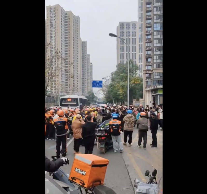 湖南长沙22日爆发一起外送员抗议事件,起因是外送员抗议被限制骑车进入社区送餐。(图/截自网络影片)