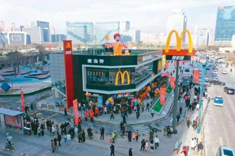 麦当劳青海首店开业 实现插旗全中国省区 麦当劳青海首店21日在西宁市开业。至此,麦当劳实现中国省级行政区全覆盖。图为麦当劳西宁海湖广场店。(中新社)