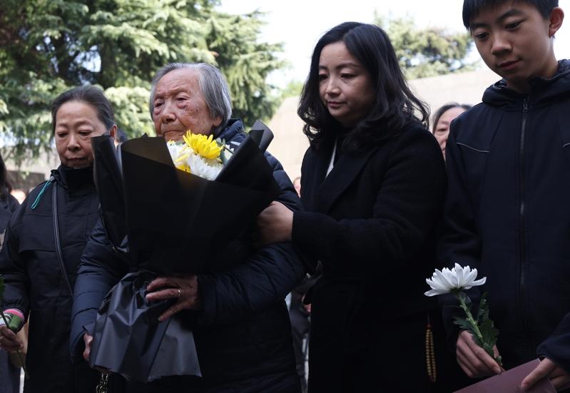 在南京大屠杀发生88周年之际，一批文物史料入藏侵华日军南京大屠杀遇难同胞纪念馆。（取材自央视）