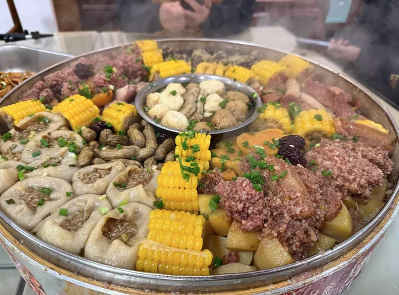 黄陂野村谷千人年猪宴。（取材自九派新闻）