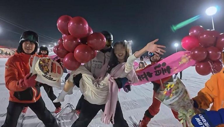 女生体验滑雪场。（视频截屏）